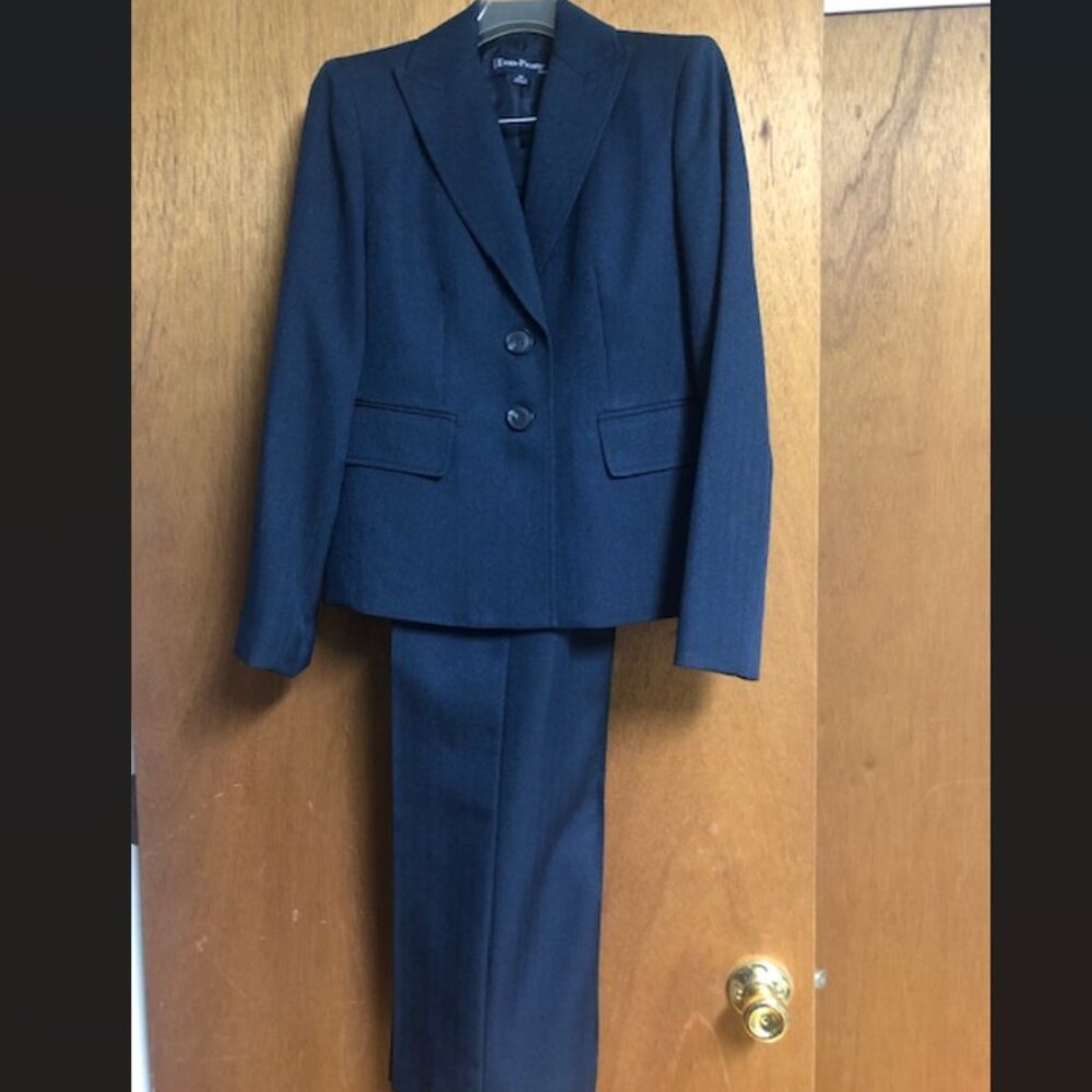 Classic Women's Evan Picone pantsuit size 4 petite